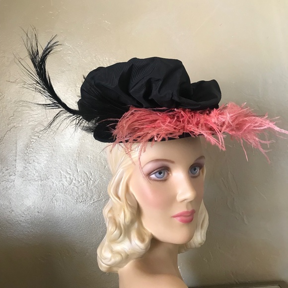FASHIONABLE 1940s BLACK MULTI-FABRIC/MESH HAT WITH PINK OSTRICH & BLACK FEATHERS